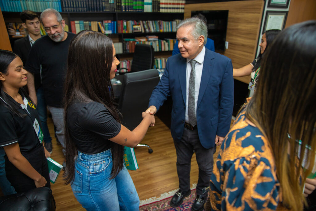 ACADÊMICOS DO CURSO DE DIREITO FAZEM VISITA TÉCNICA AOS ÓRGÃOS DO PODER JUDICIÁRIO